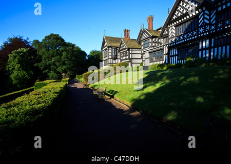 Am frühen Morgen über Bramall Hall in Bramhall, Cheshire UK Stockfoto