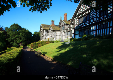 Am frühen Morgen über Bramall Hall in Bramhall, Cheshire UK Stockfoto