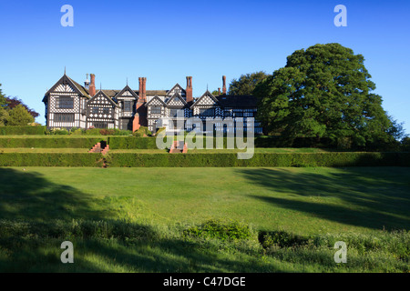 Am frühen Morgen über Bramall Hall in Bramhall, Cheshire UK Stockfoto