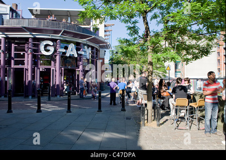 Menschen entspannen Sie sich in Manchesters Canal Street aka das Gay Village an einem sonnigen Tag im Zentrum Stadt. Stockfoto