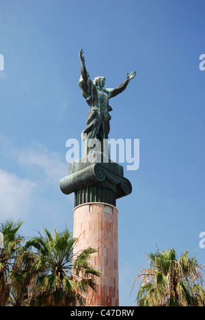 La Victoria Statue am Levante Strand, Puerto Banus, Costa Del Sol, Provinz Malaga, Andalusien, Spanien Stockfoto