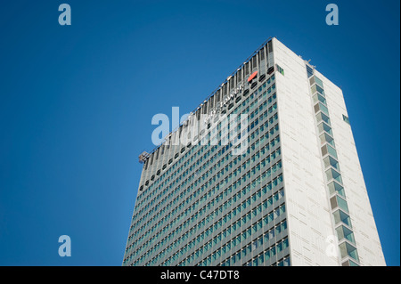 City Tower Piccadilly, Manchester, erschossen vor einem strahlend blauen Himmel. Stockfoto