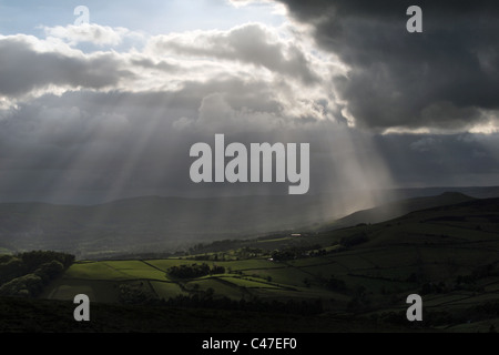 schönen Sunburst Strahlen der Sonne durch Wolken strahlt Licht über die Landschaft im Peak District Derbyshire England UK platzen Stockfoto
