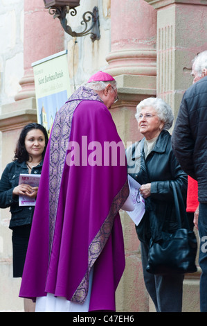 Katholischer Priester Gruß an die Gemeinde am Ende einer Kirche Masse Stockfoto