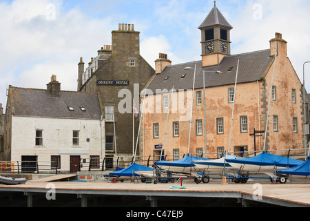 Lerwick, Shetland, Schottland, Großbritannien. Neue RNLI Lifeboat Station von alten Rettungsstation in Hay Lodberry Boot Hafen Kai Stockfoto