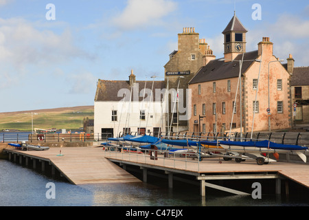 Lerwick, Shetland, Schottland, Großbritannien. Neue RNLI Lifeboat Station von alten Rettungsstation in Hay Lodberry Boot Hafen Kai Stockfoto