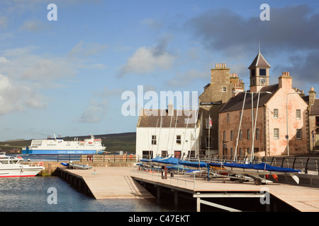 Neue und alte RNLI-Rettungsboot-Stationen auf kleinen Boot Hafen Kai mit NorthLink Fähre in der Altstadt der Shetland-Inseln. Lerwick Shetland Schottland UK Großbritannien Stockfoto