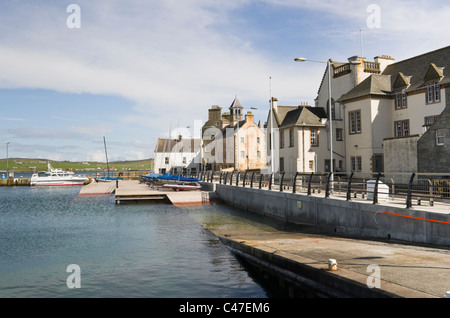 Lerwick, Shetland Islands, Schottland, Großbritannien. Blick auf kleiner Bootshafen, überragt von der alten Postgebäude am Wasser Stockfoto