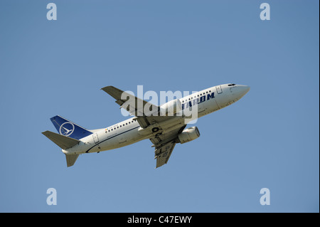 Flugzeug Boeing 737-300 der bulgarischen Fluggesellschaft Tarom beim Start vom Flughafen München in Deutschland Stockfoto