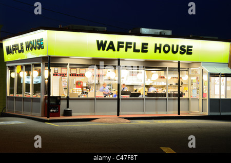 Athen, Georgia - 1. Juni 2011: Waffle House ist eine regionale Ikone im Süden der Vereinigten Staaten. Stockfoto