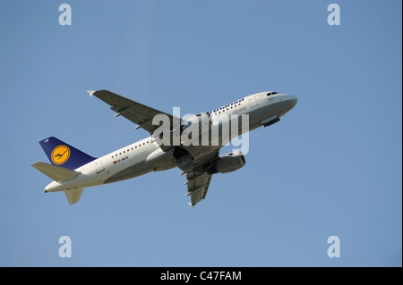 Flugzeug Airbus A319-100 der Lufthansa am take-off vom Flughafen München in Deutschland Stockfoto