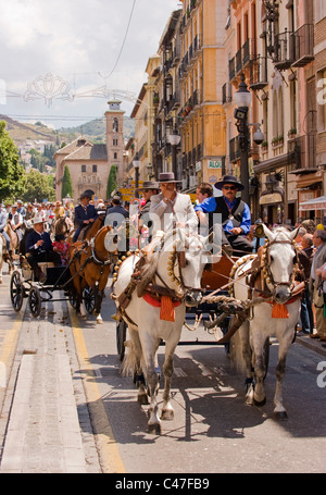 Pferd und Wagen, angetrieben durch einheimische Männer in einer Fiesta in Granada Andalusien Spanien Stockfoto