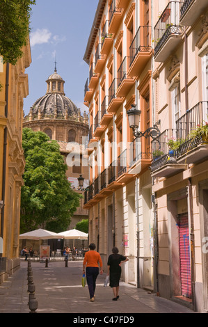 Eine schmale Straße führt zu einer lokalen Kirche in Granada Andalusien Spanien Stockfoto