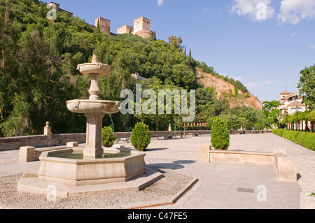 Brunnen auf dem Paseo de Los Tristes Plaza, am Fuße der Alhambra, Granada Andalusien Spanien Stockfoto