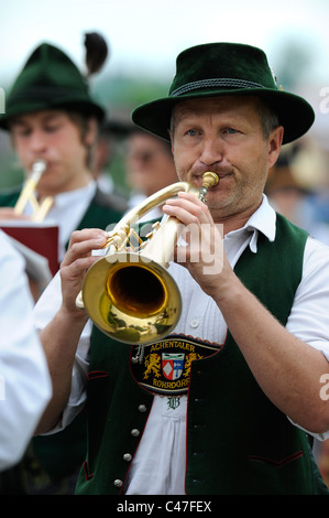 Musiker in typisch bayerischer Tracht auf Volksfest in Bayern, Deutschland Stockfoto