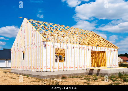 Holz-Bungalow Haus Neubau / Du Pont "Tyvek Fassadenbahnen" Isolierung - Indre-et-Loire, Frankreich. Stockfoto