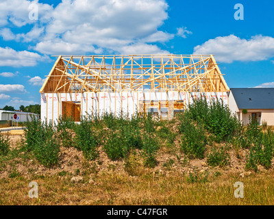 Holz-Bungalow Haus Neubau / Du Pont "Tyvek Fassadenbahnen" Isolierung - Indre-et-Loire, Frankreich. Stockfoto