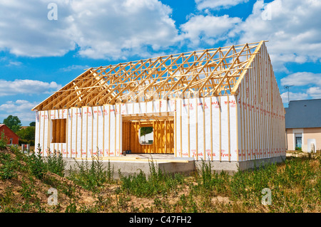 Holz-Bungalow Haus Neubau / Du Pont "Tyvek Fassadenbahnen" Isolierung - Indre-et-Loire, Frankreich. Stockfoto