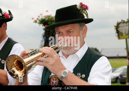 Musiker in typisch bayerischer Tracht auf Volksfest in Bayern, Deutschland Stockfoto