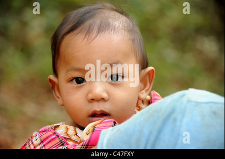 Happy dad trägt schwere podgy niedlichen Sohn. Stockfoto