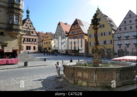 Wasserhose Brunnen am Marktplatz der Stadt Rothenburg Ob der Tauber in Bayern, Deutschland Stockfoto