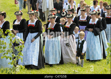 katholischen Prozession in Kostümen und typisch bayerische Kleidung in Wackersberg, Bayern, Deutschland Stockfoto