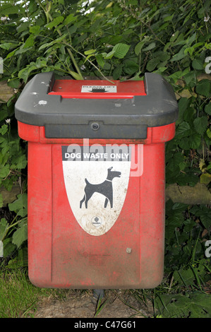 ein Hund verschwenden Abfallbehälter in Cirencester Gloucestershire, England, Vereinigtes Königreich Stockfoto