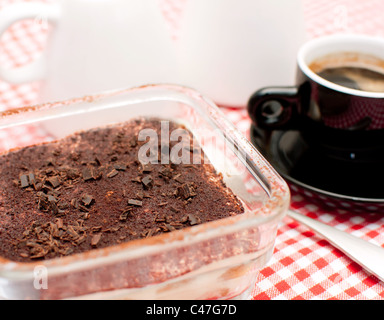 Hausgemachtes Tiramisu und Espresso-Kaffee am Tisch Stockfoto