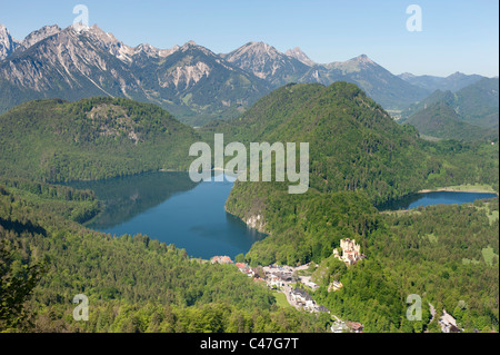 Panorama-Blick zum See Alpsee und Schloss Hohenschwangau bei Alpen Berge in Bayern, Deutschland in der Nähe von Schloss Neuschwanstein Stockfoto