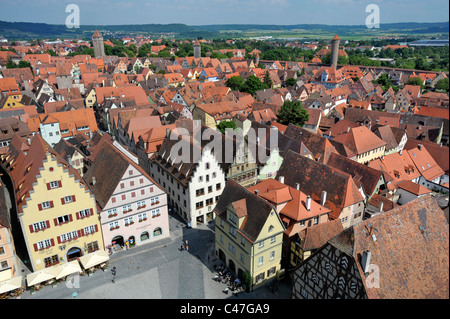Panoramablick über deutsche berühmten mittelalterlichen Stadt Rothenburg Ob der Tauber mit historischen Altbauten Stockfoto