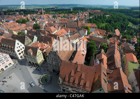 Panoramablick über deutsche berühmten mittelalterlichen Stadt Rothenburg Ob der Tauber mit historischen Altbauten Stockfoto
