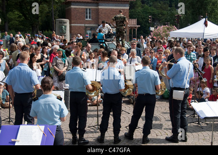 Paris, Frankreich, Nationalfeiertag, Bastille-Tag Frankreich, 14. Juli, eine Menge Leute beim French Firemen Concert Publikum, die der Military Band lauschen Stockfoto