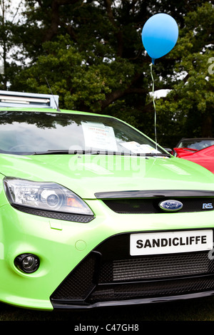 Ein Ford Focus RS in lindgrün auf einem Ford Sandicliffe Werbe stand England UK Stockfoto