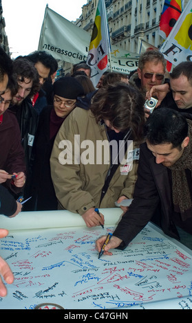 Paris, Frankreich - Anti-Homophobie Demonstration organisiert von Inter G.L.B.T. Organisation, Unterzeichnung der Petition an die Regierung Stockfoto