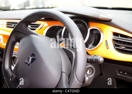 Citroen DS3 Auto moderne laut orange Innenraum Lenkrad England UK Stockfoto