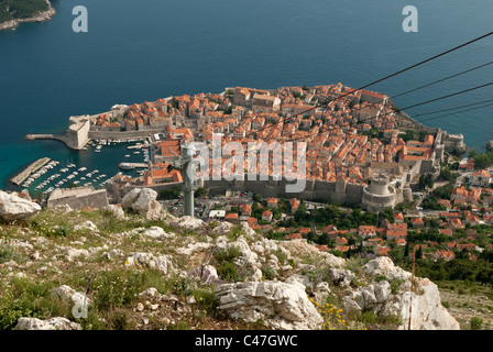 Der Blick auf die Altstadt von Dubrovnik, Kroatien von der Cable Car Station an der Spitze der Srd Hil. Stockfoto