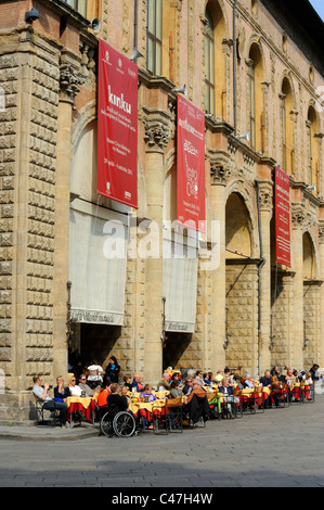 Ein Café am Piazza Maggiore in Bologna Stockfoto