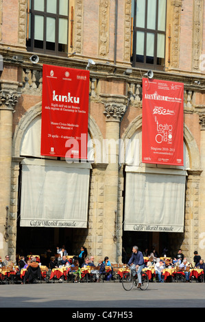 Ein Café am Piazza Maggiore in Bologna Stockfoto