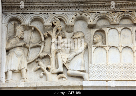 Eine Bas Reliefskulptur auf dem Duomo di San Geminiano von Modena Stockfoto