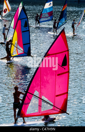 Junge Windsurfer erlernen Techniken dieser beliebten Wassersportarten in Dana Point Harbor in Orange County in Kalifornien, USA. Stockfoto