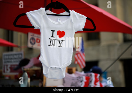 Baby-Outfit mit "I Love New York" Logo für den Verkauf auf Wall Street, New York City, USA. Stockfoto