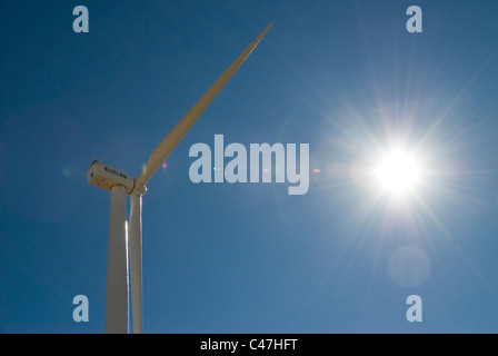 Windgenerator und Sonne im Agrarbereich Elmore County-ID Stockfoto