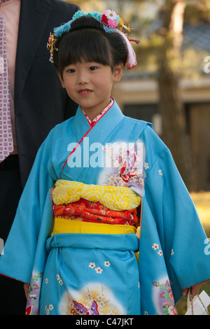 Sieben-Jahr-altes Mädchen gekleidet in Kimono für jährliche Shichi-Go-San (7-5-3) Feier, Matsumoto, Nagano, Japan. Stockfoto