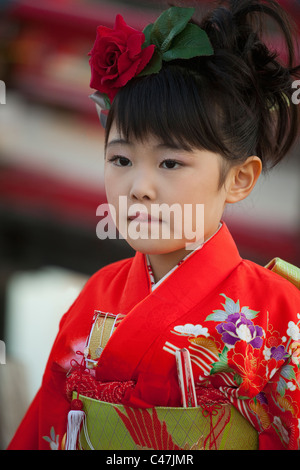 Junges Mädchen im Kimono in der Nähe von Matsumoto Castle während Shichi-Go-San (7-5-3) Feier, Matsumoto, Nagano, Japan. Stockfoto