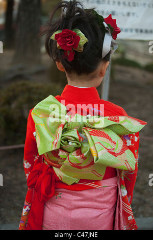 Rückseite des jungen Mädchen im Kimono während der jährlichen 7-5-3 (Shichi-Go-San) Besuch Matsumoto Castle, Matsumoto, Nagano, Japan. Stockfoto