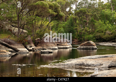 Steinerne Granitfelsen und den Franklin River, Walpole Südwest Australien Stockfoto