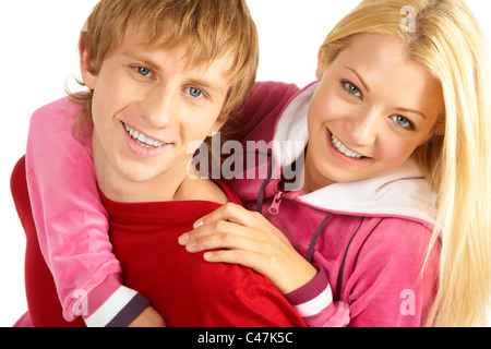 Porträt von glücklicher Kerl wird von seiner hübschen Freundin umarmt Stockfoto