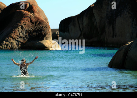 Frau spritzt Wasser Elefant Cove, Elephant Felsen in der Nähe von Dänemark, William Bay National Park, Süd-West Australien Stockfoto