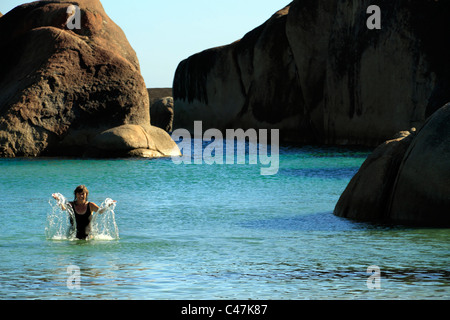 Frau spritzt Wasser Elefant Cove, Elephant Felsen in der Nähe von Dänemark, William Bay National Park, Süd-West Australien Stockfoto