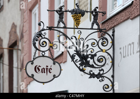 Blechschild von traditionellen künstlerischen Handwerk in Oberbayern, Deutschland an der Fassade des Hauses gemacht Stockfoto